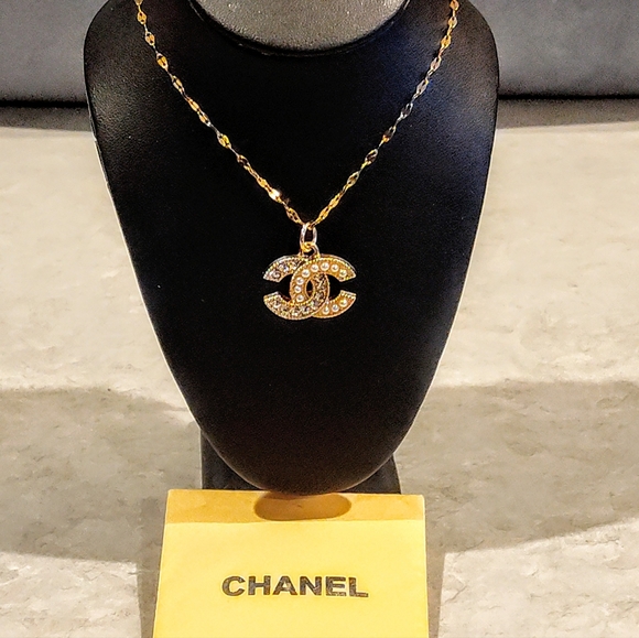 CHANEL CC 18K GOLD PLATED PENDANT HALF PEARLS & CRYSTALS ON GOLD PLATED NECKLACE - Picture 6 of 12